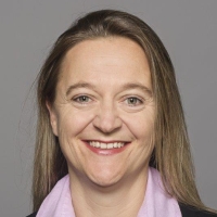 Good example: clear, professional headshot with neutral background